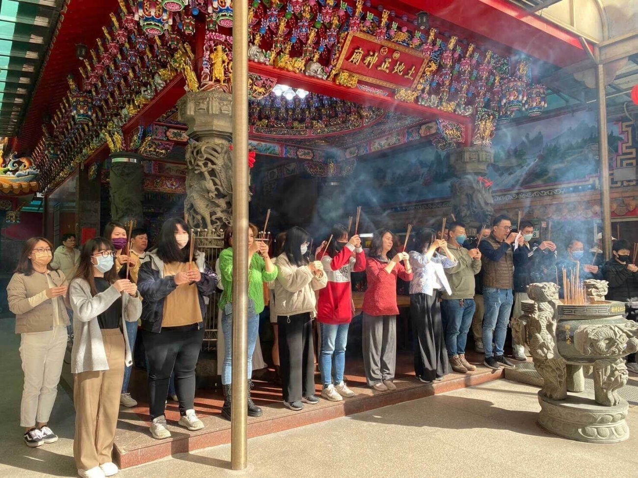 上青集團 開工大吉！
謝謝客戶與廠商們的關照及支持
以及同仁們攜手共創更美好未來
祝~新年快樂，萬事順心~
鞭炮響徹入耳，祝福聲聲溫心
財源滾滾而來，錢景源源不斷
鴻圖處處得意，開業時時大吉
龍年行大運~好運財運龍總來！
