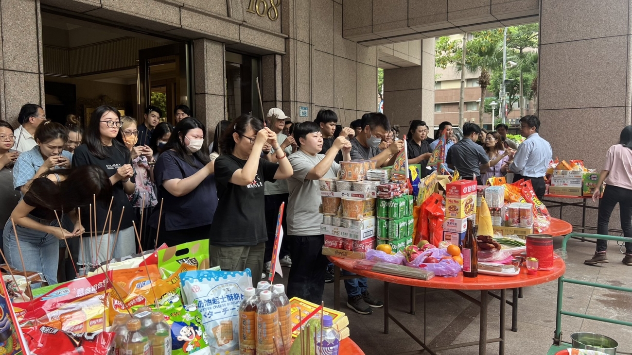 迎接「中元節」的傳統習俗
上青集團準備豐盛的祭品來普渡好兄弟
並召集員工來進行中元普渡大團拜
祈求工作環境安寧跟舒適。
